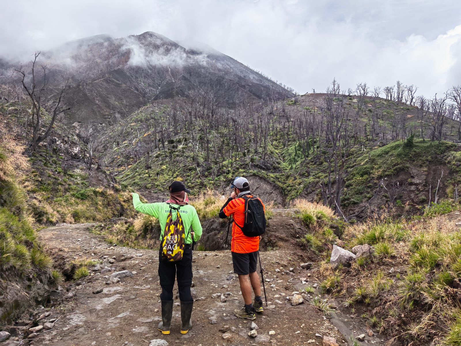 Participantes observando el Volcán Turrialba desde la ruta